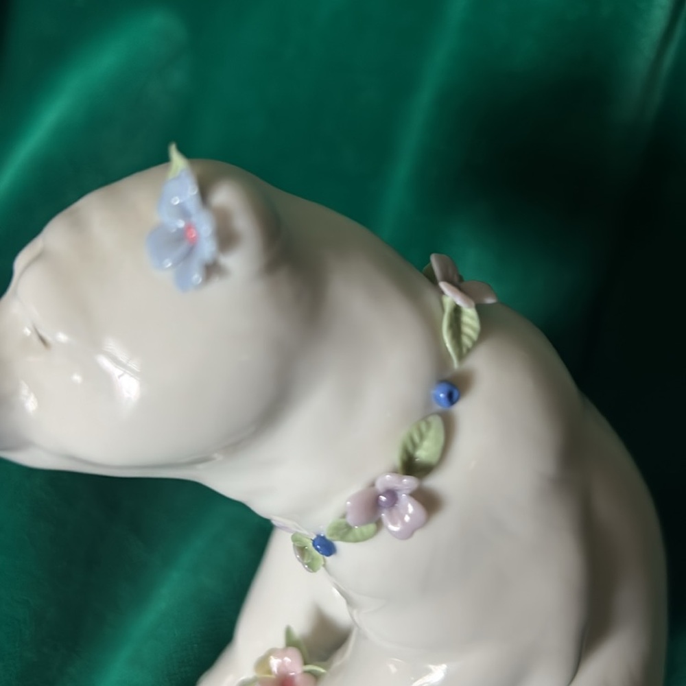 LLADRO RESTING POLAR BEAR WITH FLOWERS #6355-G - Picture 8 of 10